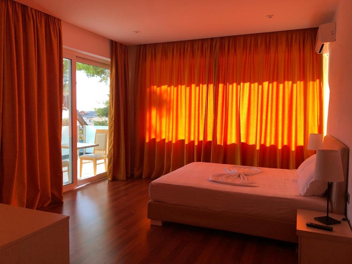 Nemesis Hotel Sarandë エクステリア 写真