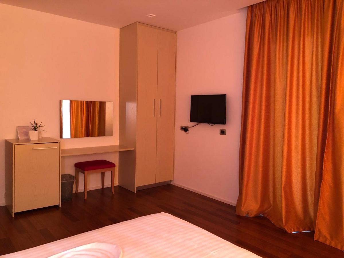 Nemesis Hotel Sarandë エクステリア 写真