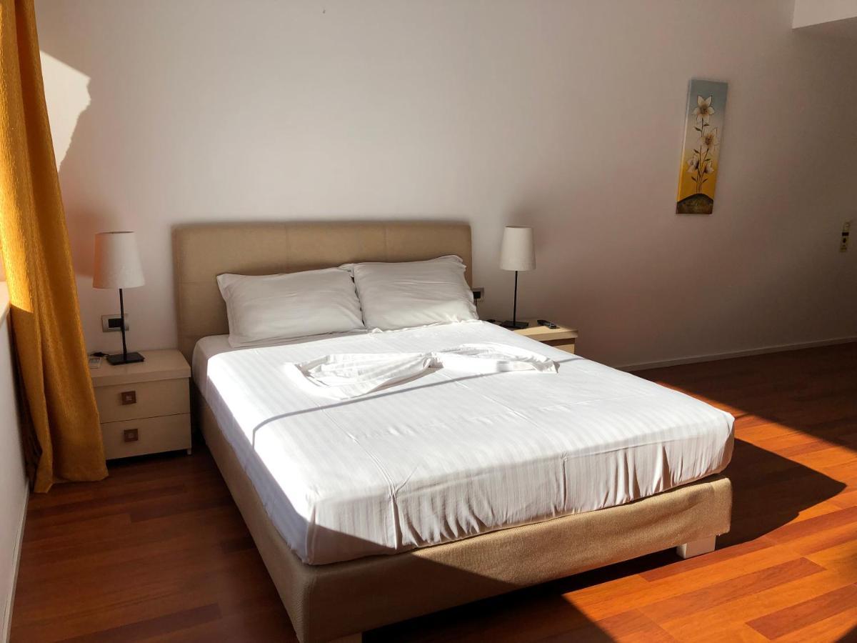 Nemesis Hotel Sarandë エクステリア 写真