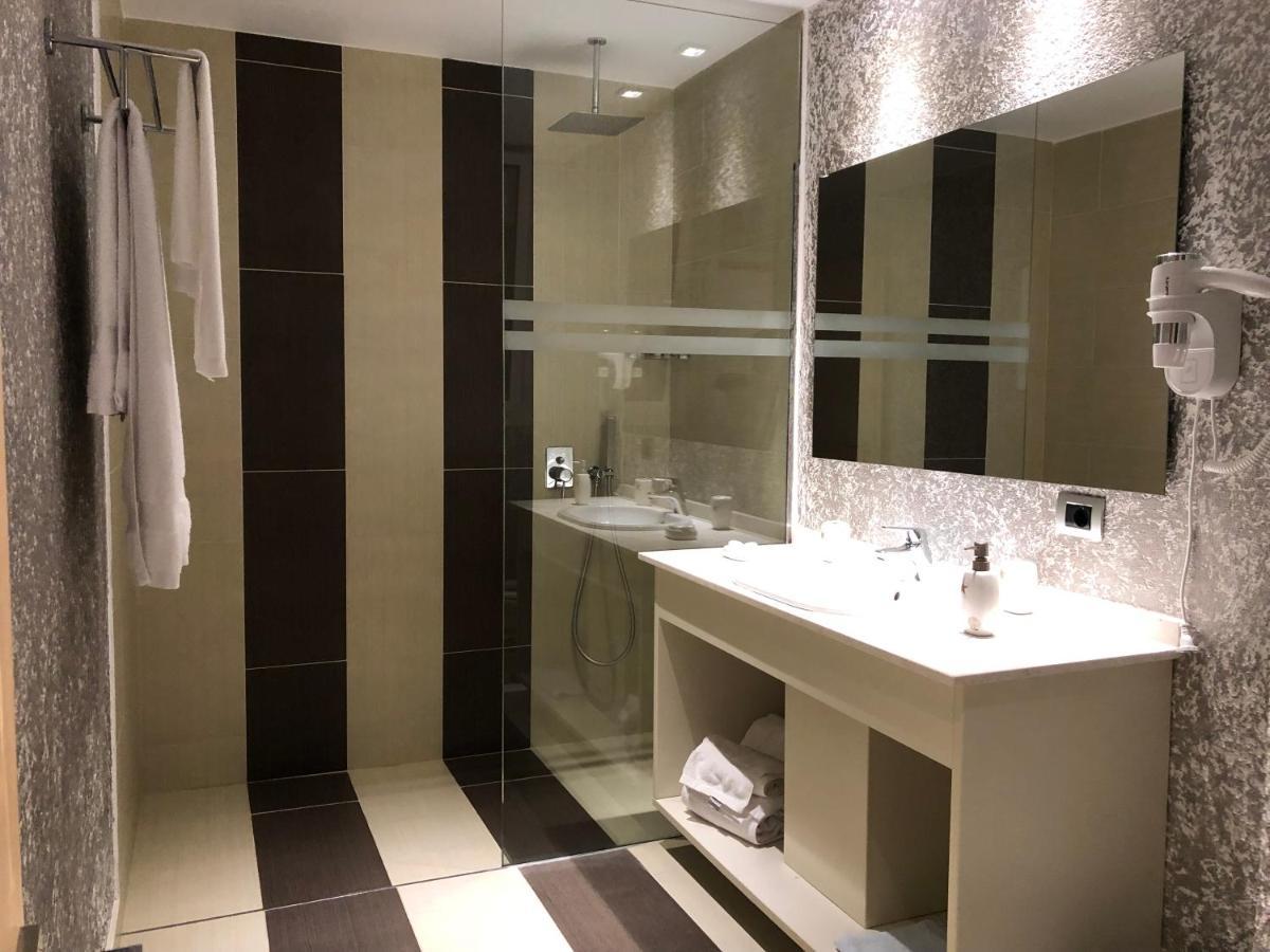 Nemesis Hotel Sarandë エクステリア 写真