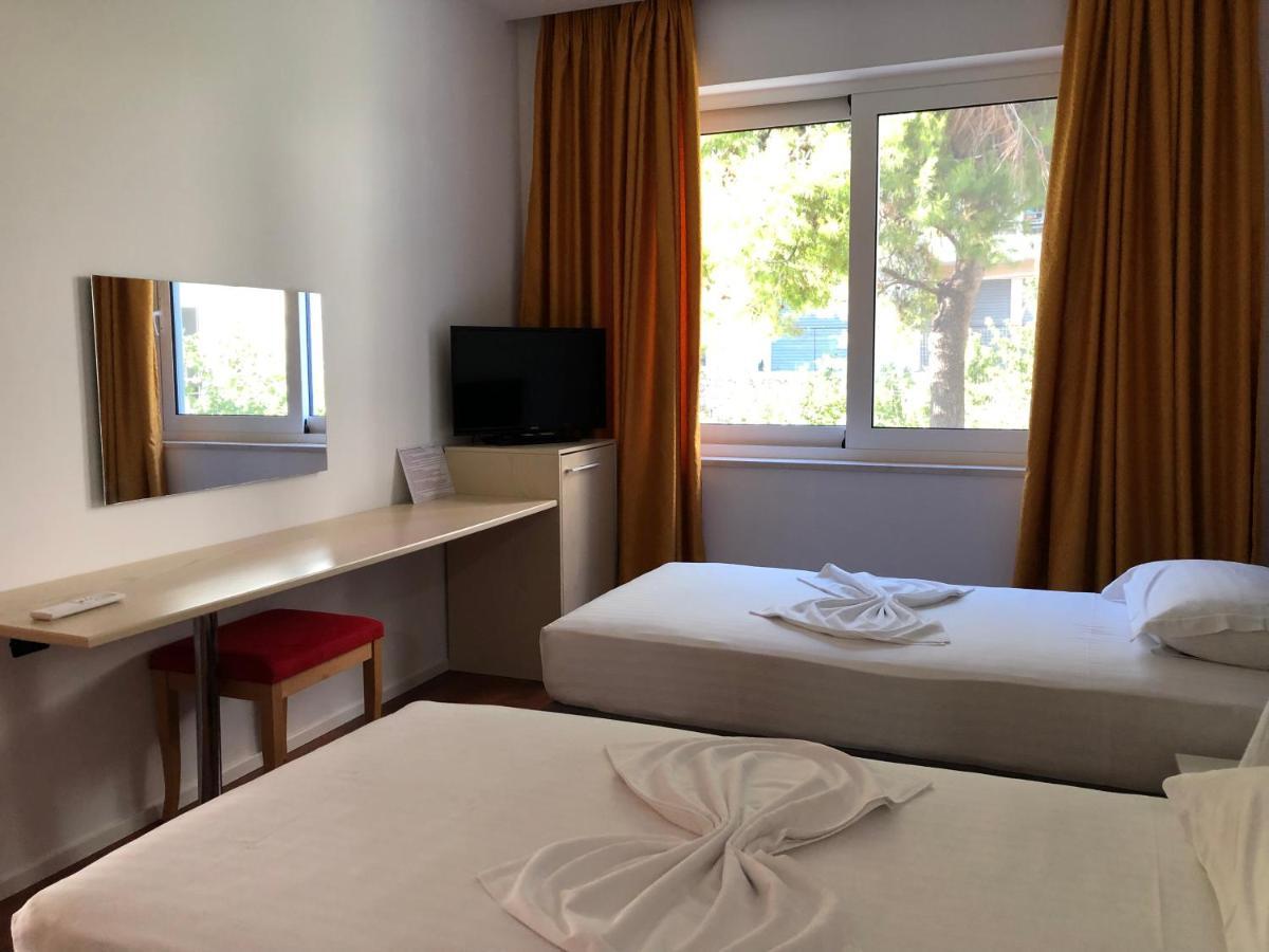 Nemesis Hotel Sarandë エクステリア 写真