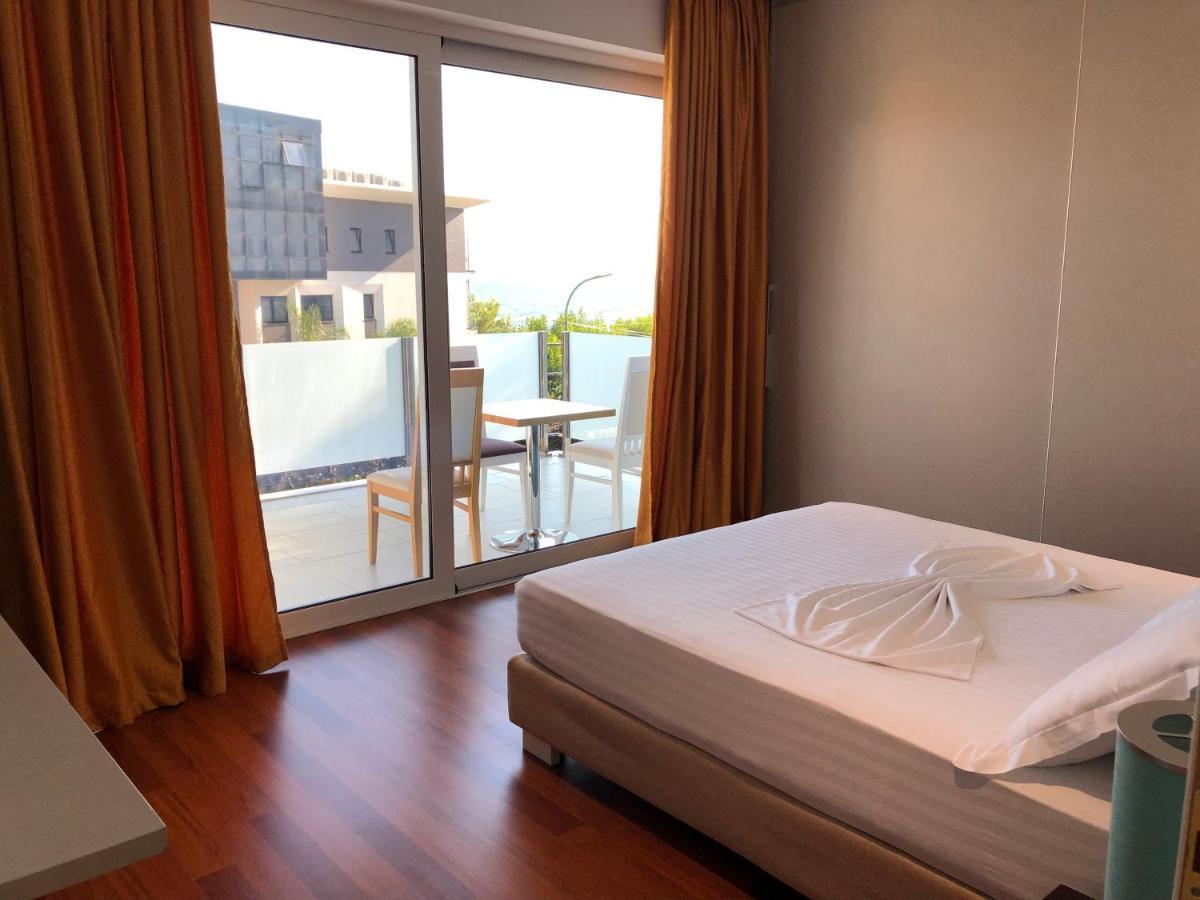 Nemesis Hotel Sarandë エクステリア 写真