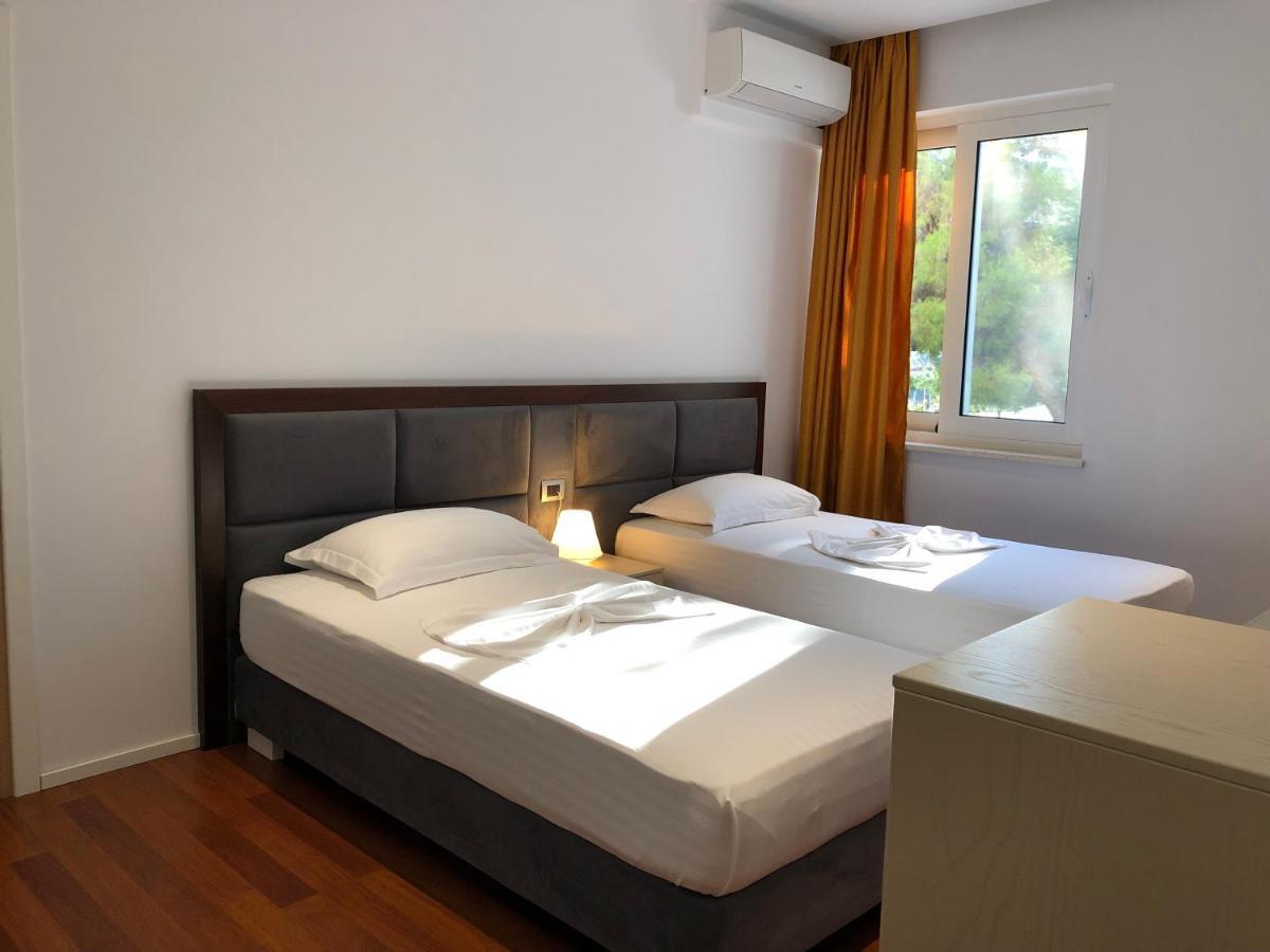 Nemesis Hotel Sarandë エクステリア 写真