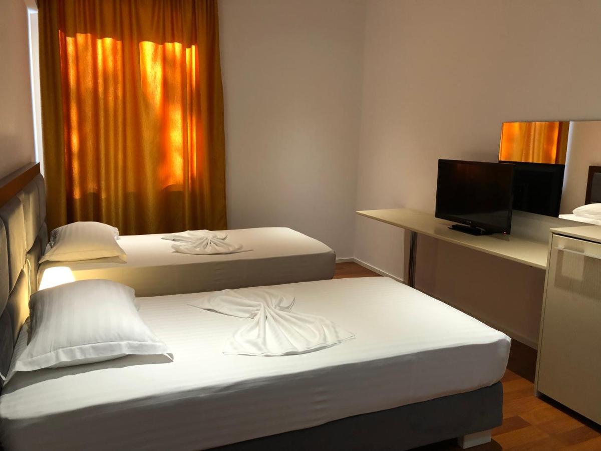 Nemesis Hotel Sarandë エクステリア 写真