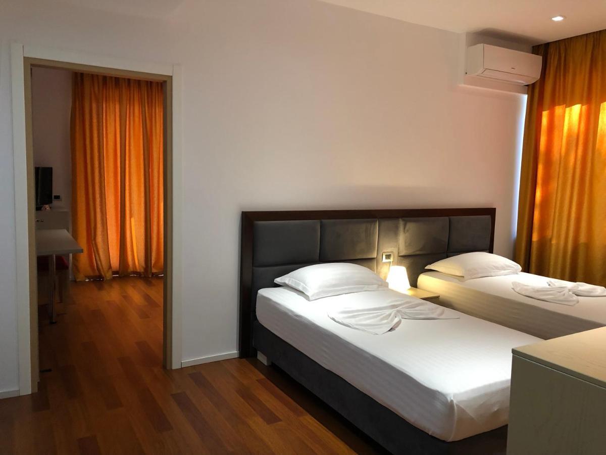 Nemesis Hotel Sarandë エクステリア 写真