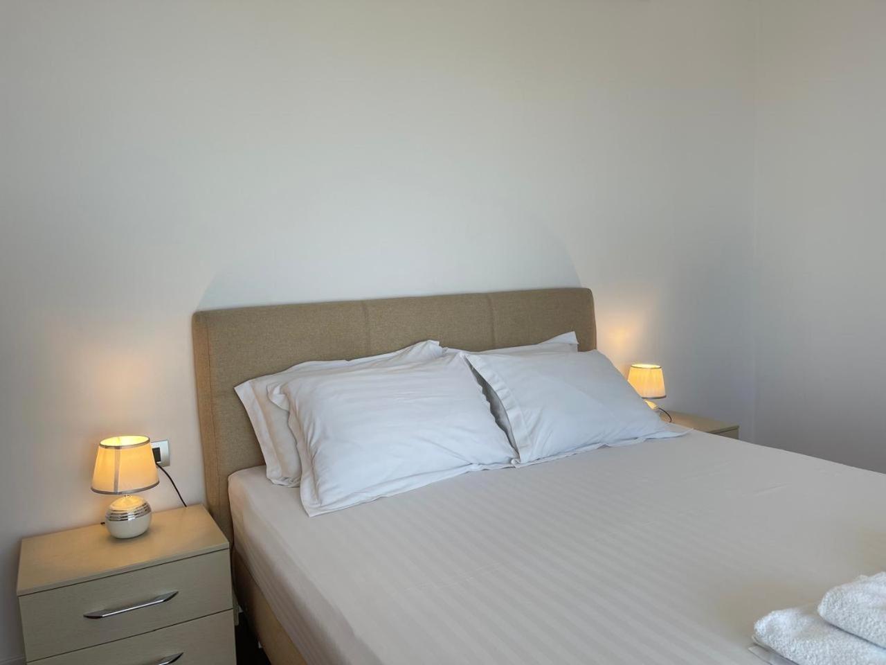 Nemesis Hotel Sarandë エクステリア 写真