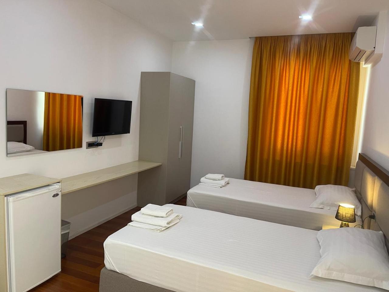 Nemesis Hotel Sarandë エクステリア 写真