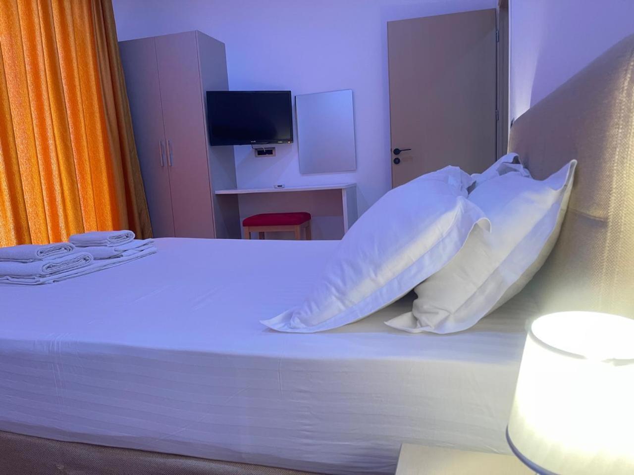 Nemesis Hotel Sarandë エクステリア 写真