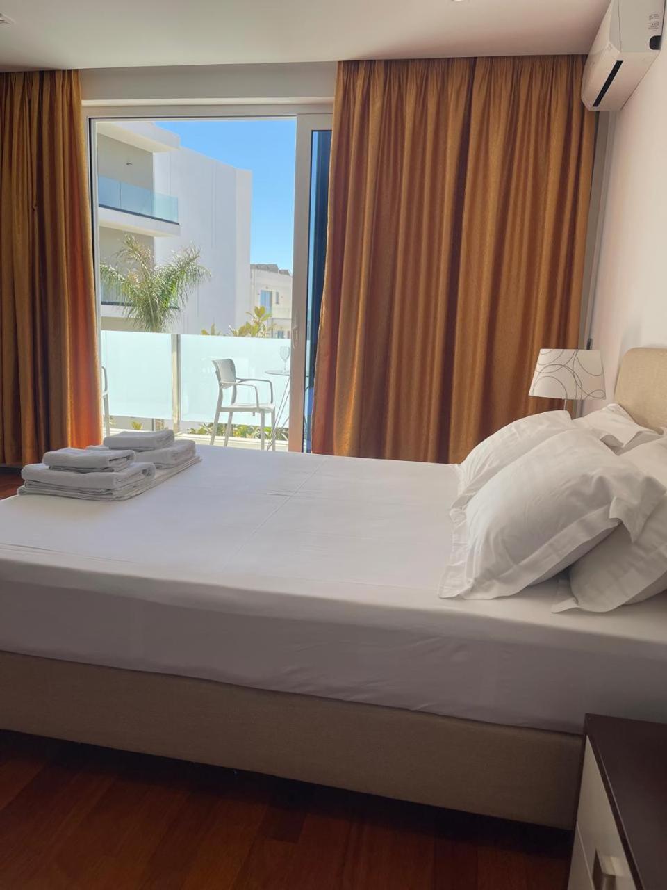 Nemesis Hotel Sarandë エクステリア 写真