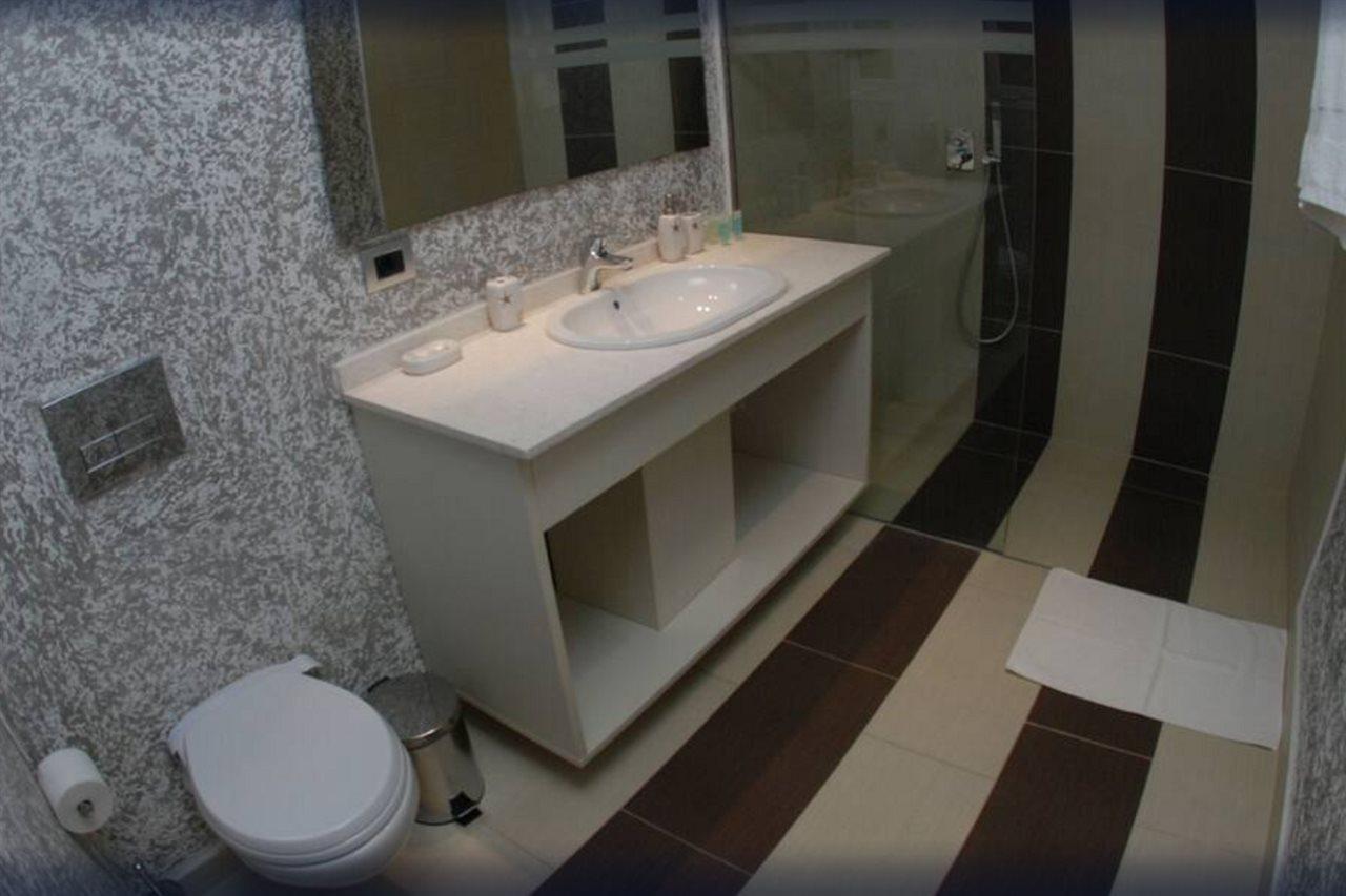 Nemesis Hotel Sarandë エクステリア 写真