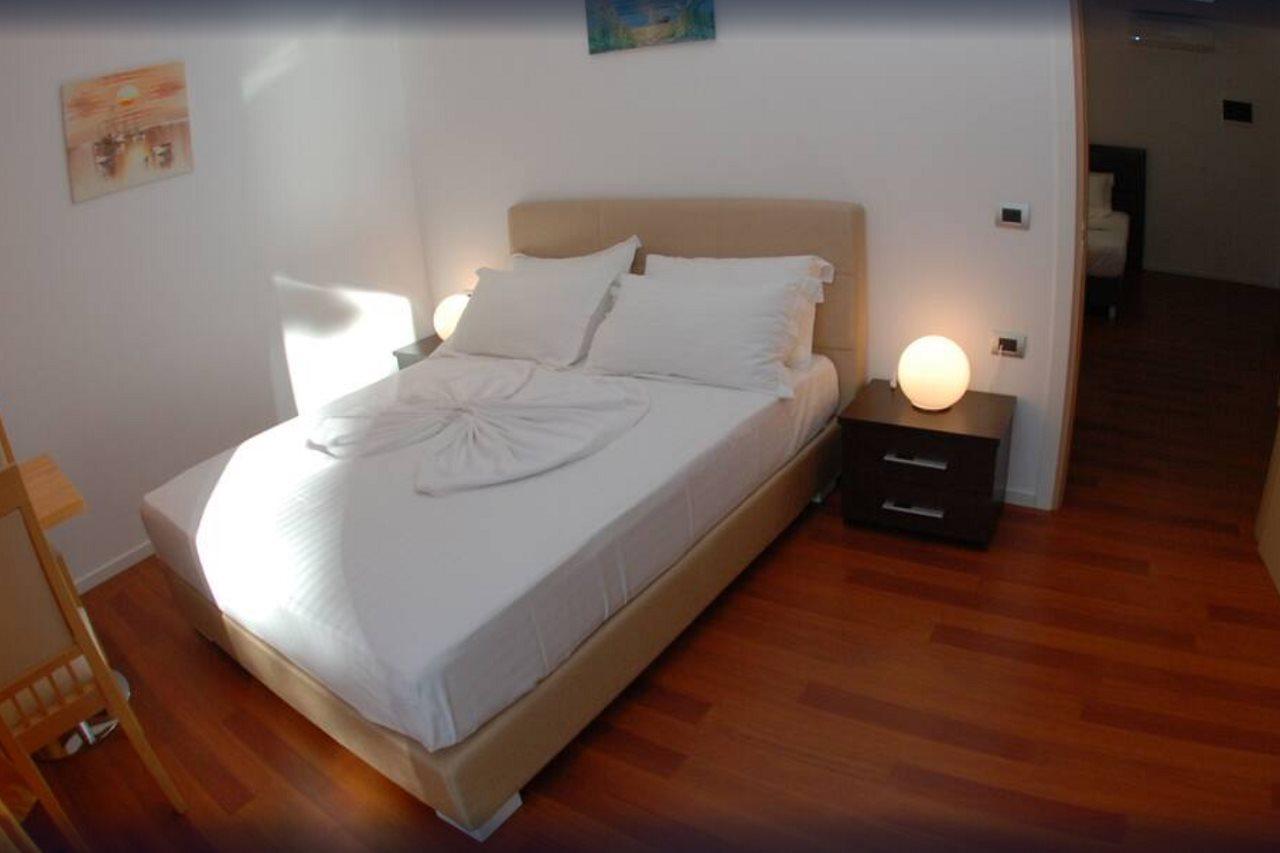 Nemesis Hotel Sarandë エクステリア 写真