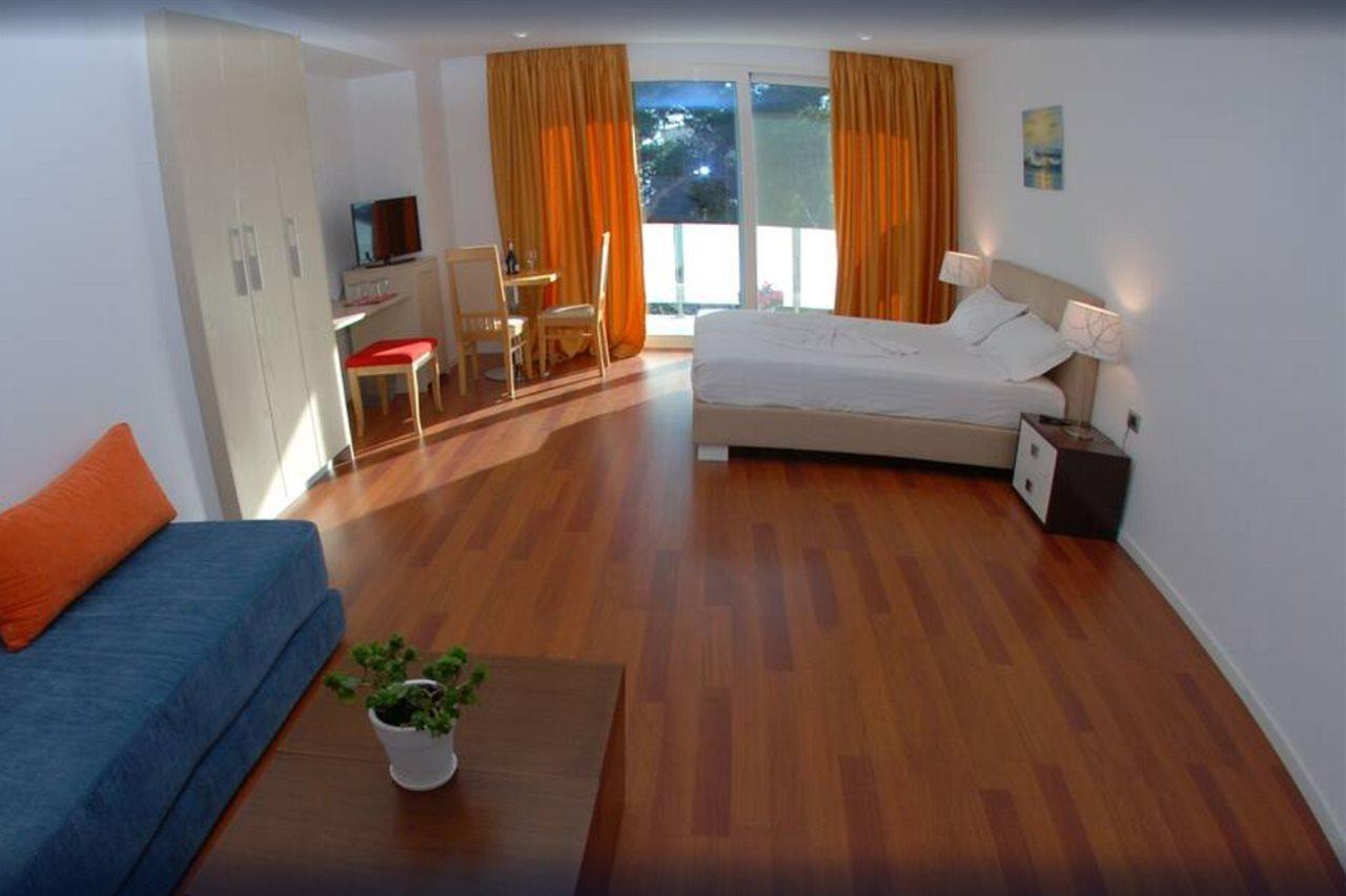 Nemesis Hotel Sarandë エクステリア 写真